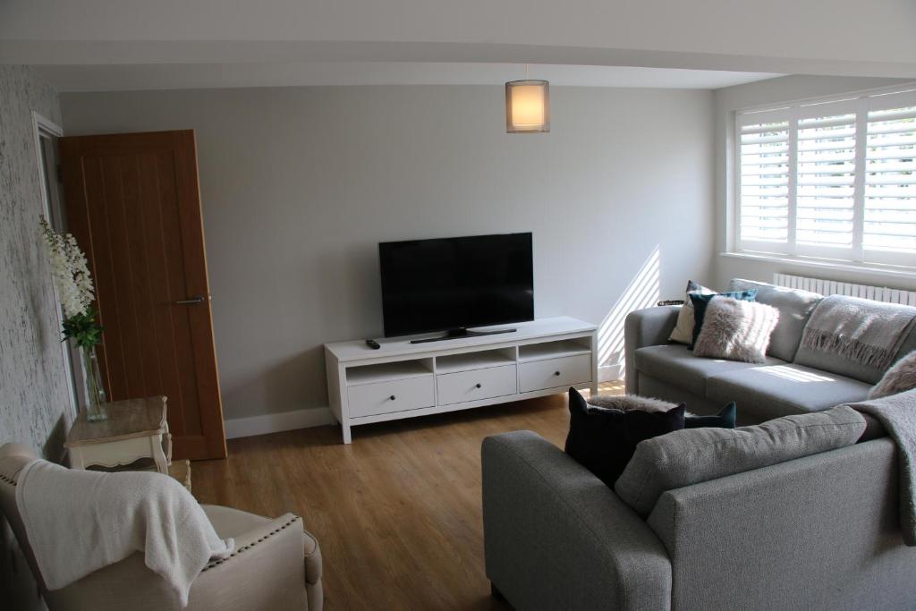 TV a/nebo společenská místnost v ubytování Beautiful, 2 Bedroom Cottage