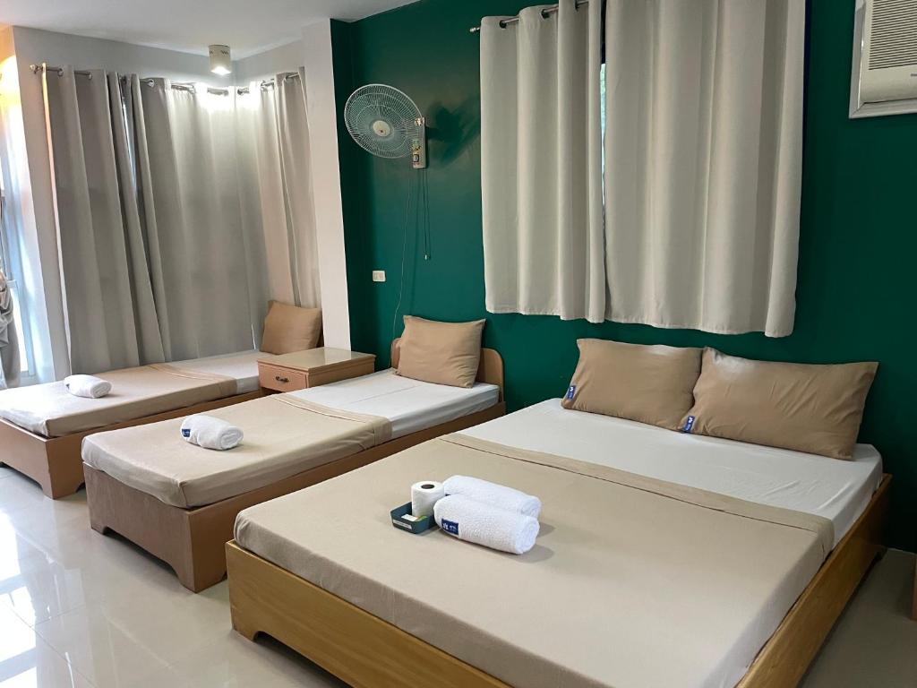 Postel nebo postele na pokoji v ubytování Your Choice Hotel