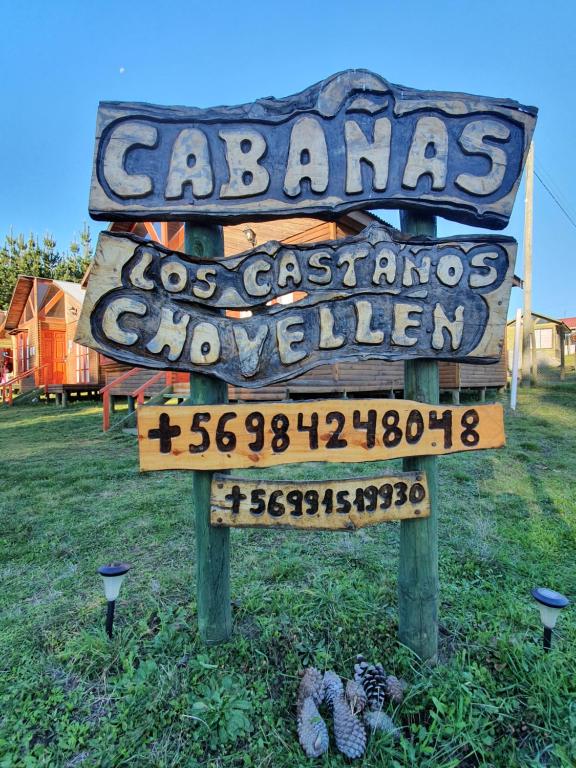 ein Schild, auf dem steht: Cabanas los custosacionatown in der Unterkunft Cabañas Los Castaños Chovellén in Chovellén