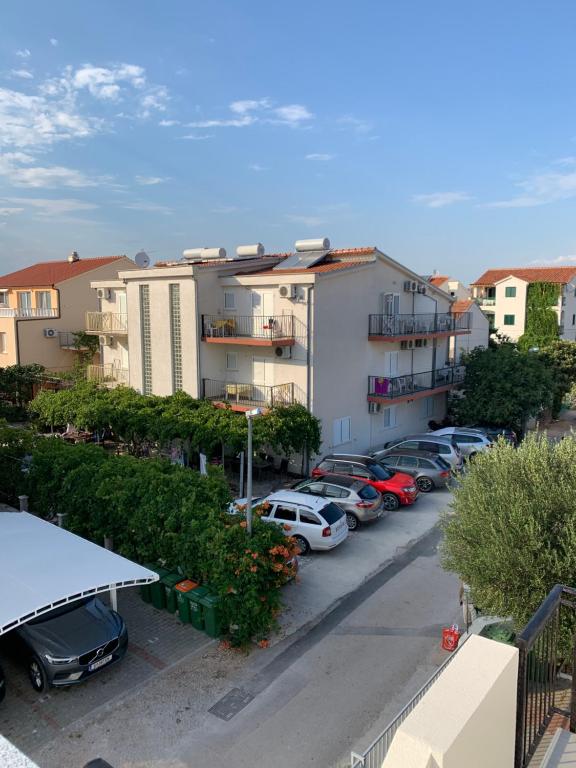 an aerial view of cars parked in a parking lot at Apartmani Džapo in Srima
