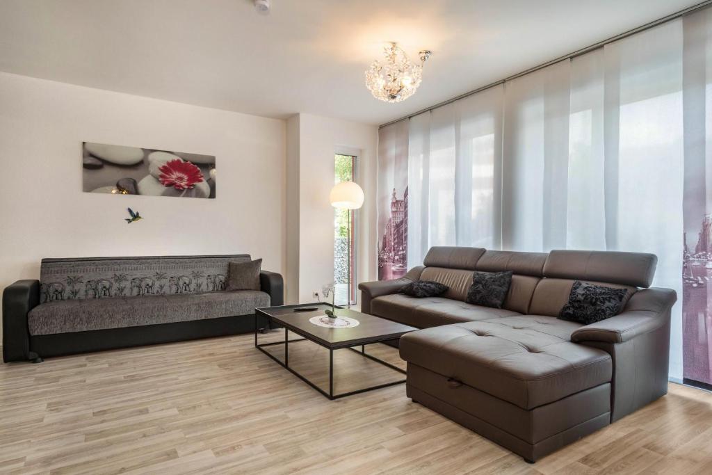 un soggiorno con divano e tavolo di Familien-apartment 6 a Meersburg