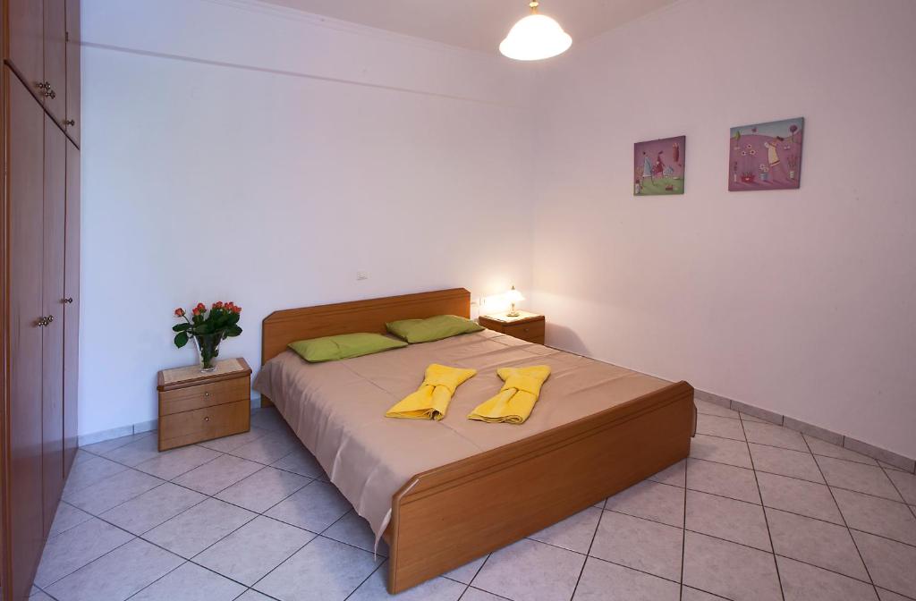 Łóżko lub łóżka w pokoju w obiekcie Drimouras Apartments