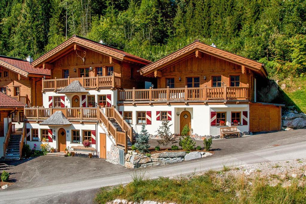 una grande casa in legno con veranda e balcone di Chalet Berghof a Flachau