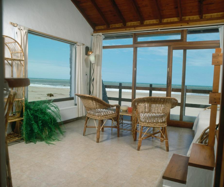 sala de estar con vistas a la playa en Rincón del Mar Apart Hotel, Spa & Resort en Las Gaviotas