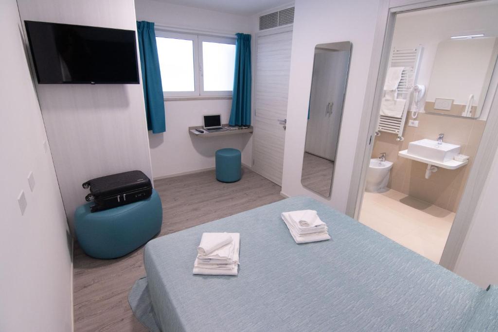 Łóżko lub łóżka w pokoju w obiekcie HOTEL ADRIA BEACH