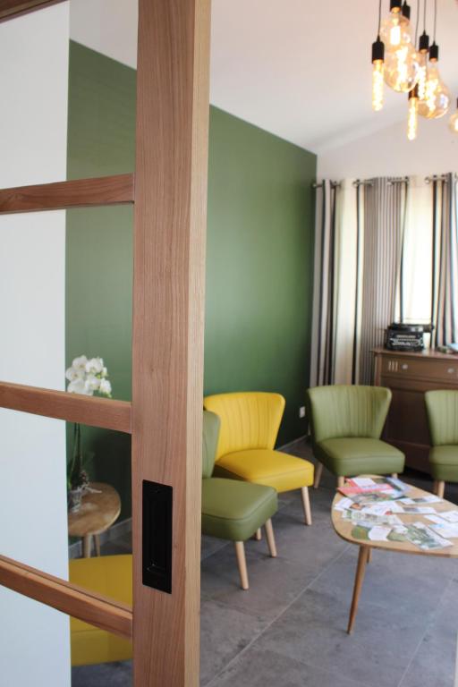 Posezení v ubytování LOGIS Hôtel St Sylvestre
