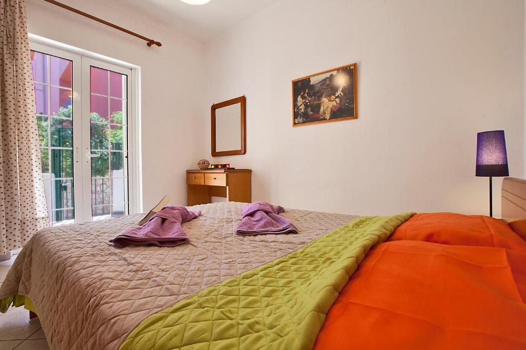 Łóżko lub łóżka w pokoju w obiekcie Drimouras Apartments