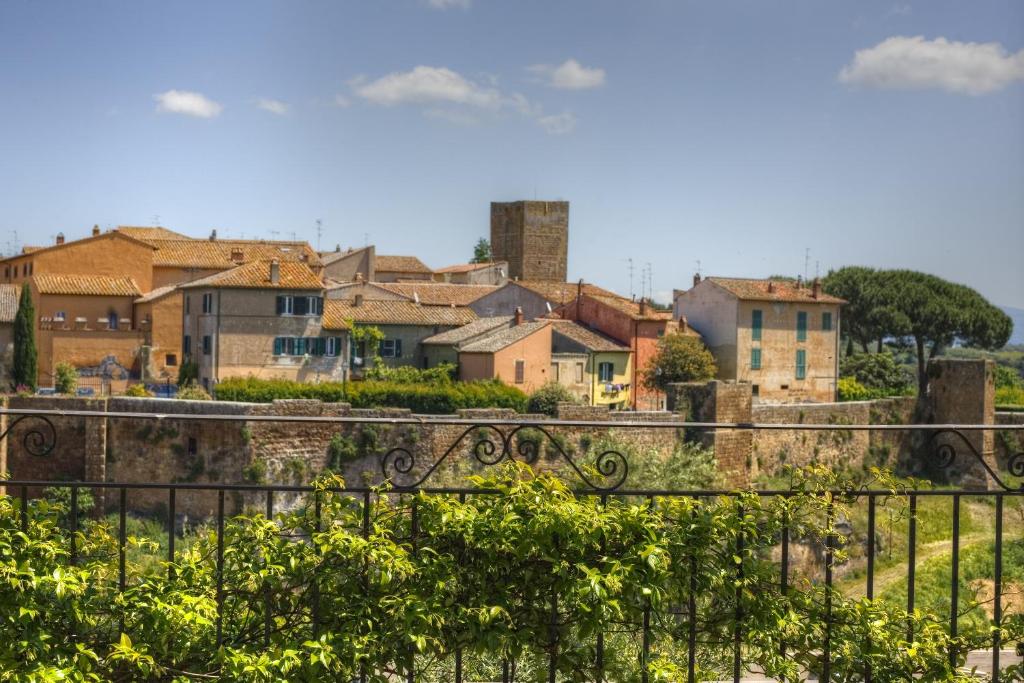 Nespecifikovaný výhled na destinaci Tuscania nebo výhled na město při pohledu z hotelu