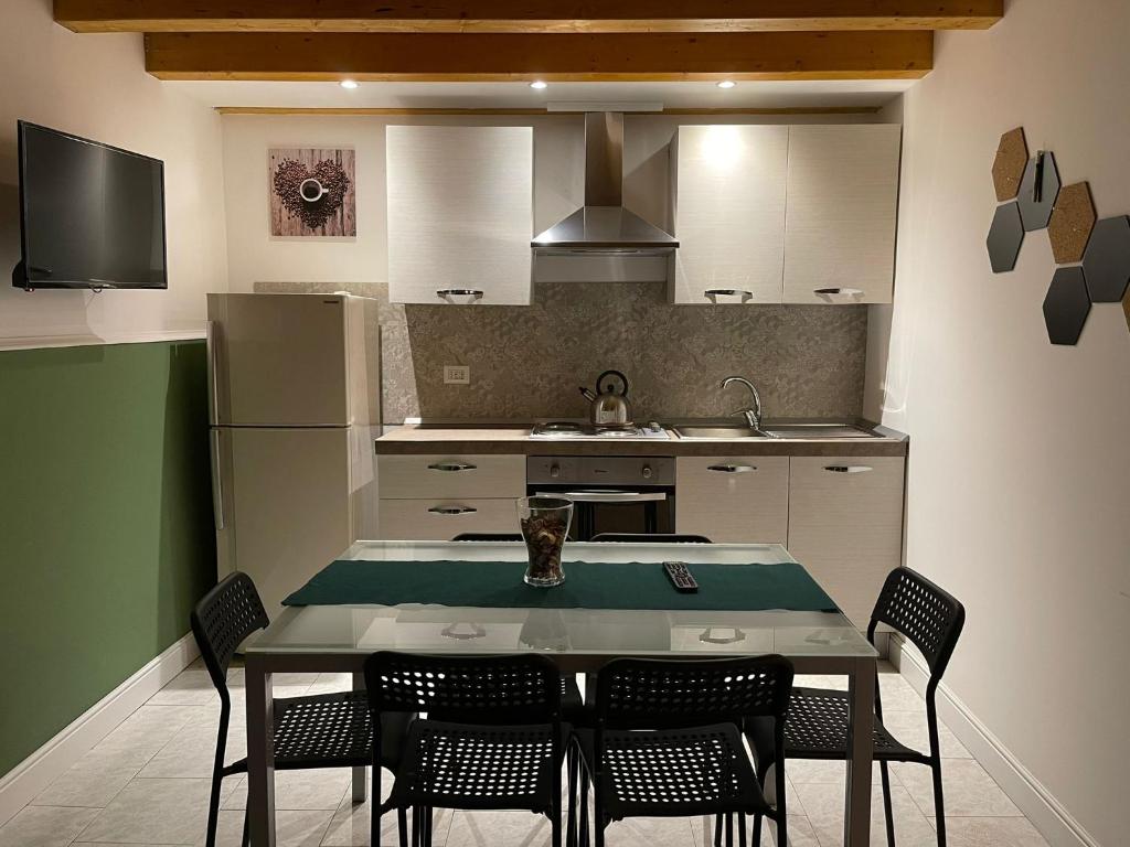 A kitchen or kitchenette at Il Vicolo Home 2