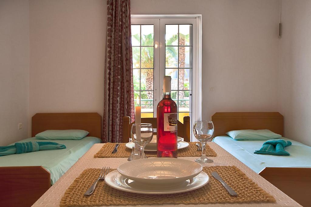 Łóżko lub łóżka w pokoju w obiekcie Drimouras Apartments