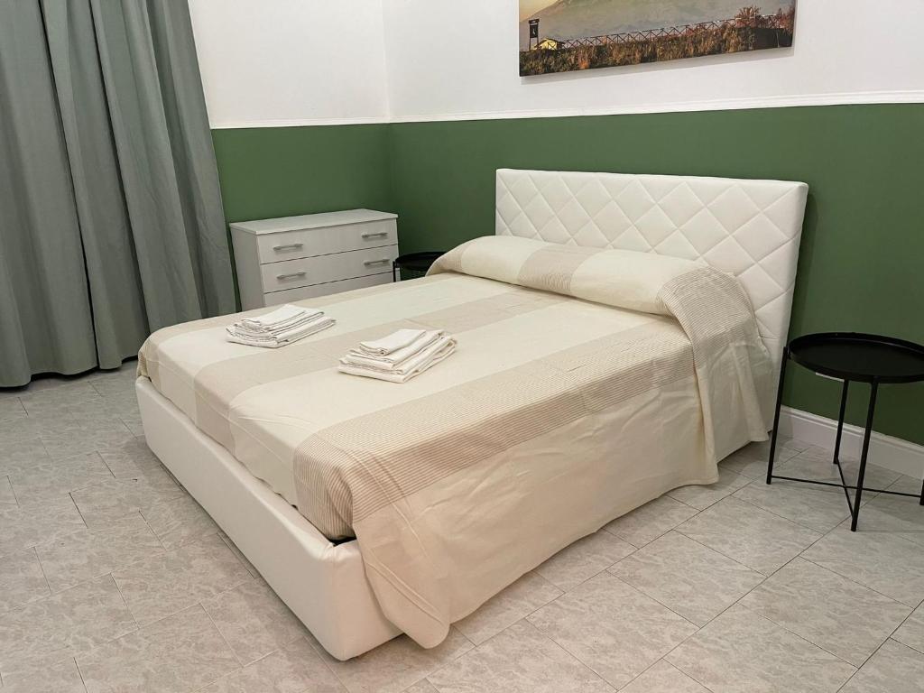 A bed or beds in a room at Il Vicolo Home 2