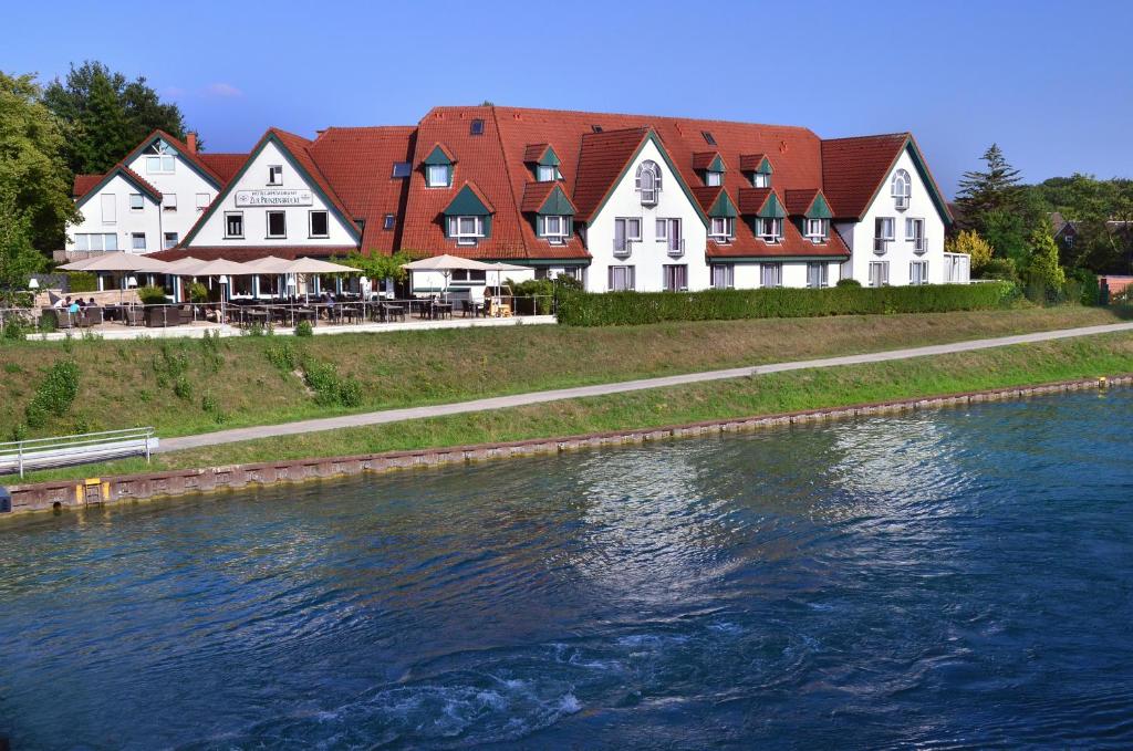 eine Reihe weißer Häuser neben einem Wasserkörper in der Unterkunft Hotel zur Prinzenbrücke in Münster