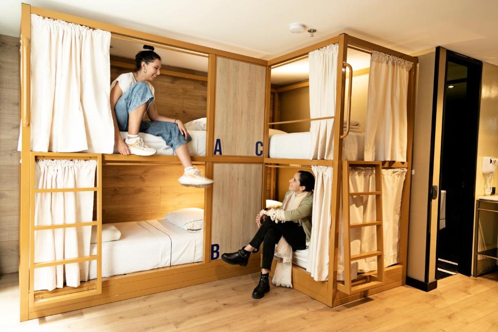 Postel nebo postele na pokoji v ubytování Viajero Bogotá Hostel & Spa