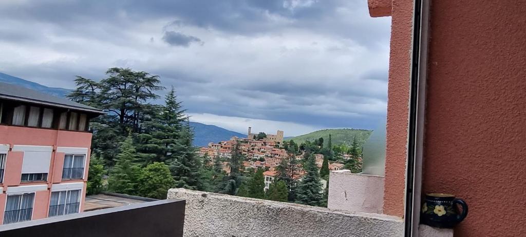 una finestra di un edificio con vista sulla città di Résidence Les Thermes de Vernet-les-Bains a Vernet-les-Bains