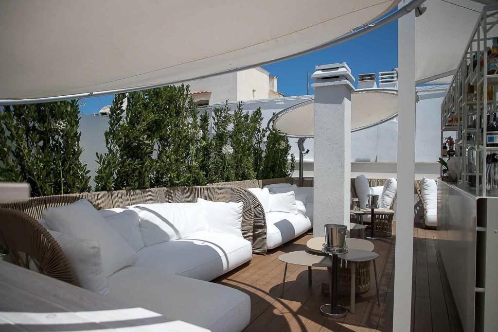 A seating area at Ognissanti Restaurant Spa Hotel Rooftop