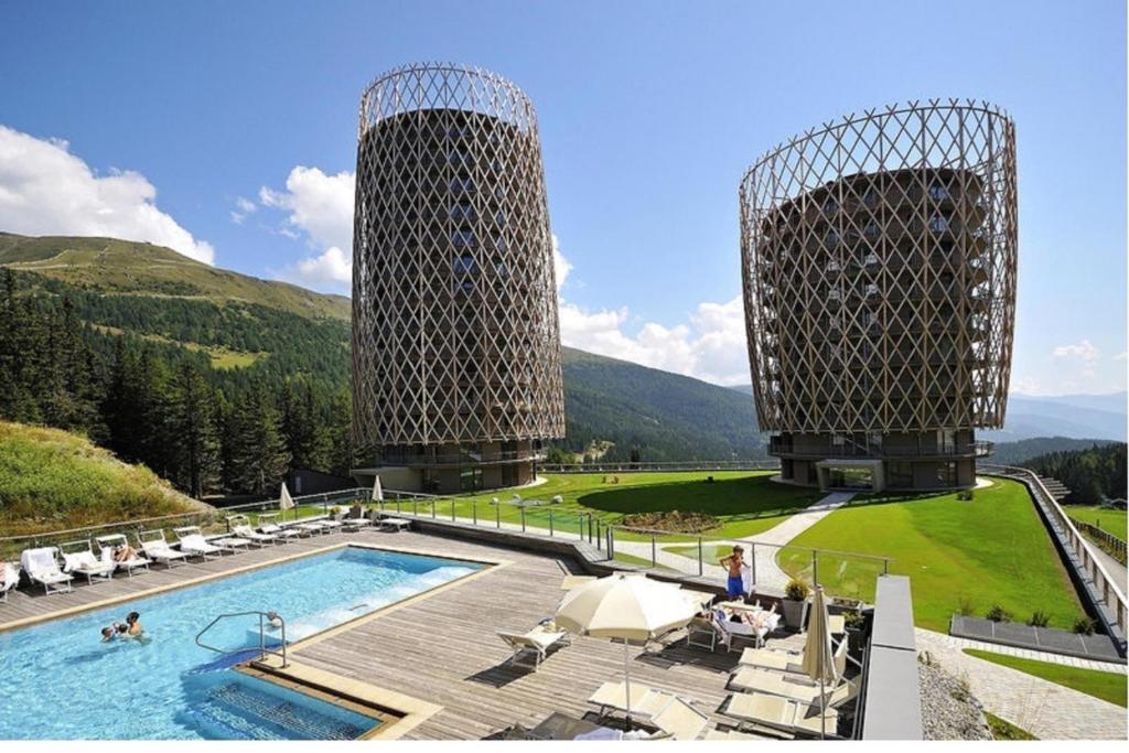 duas grandes torres de metal sobre uma piscina em Premium Apartments EDEL:WEISS in Katschberg Carinthia em Katschberghöhe