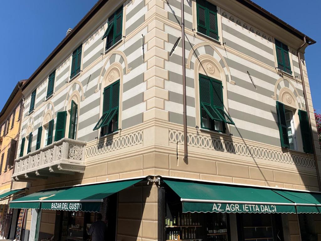 een gebouw met een groene luifel ervoor bij Affittacamere Stella di Mare in Levanto