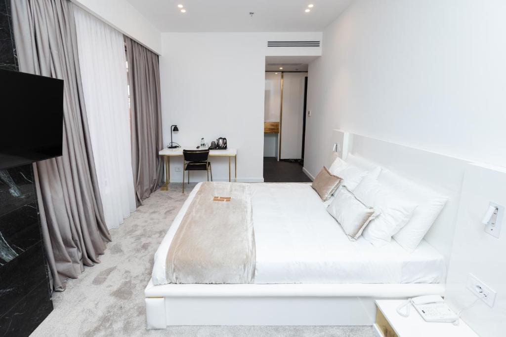 TV a/nebo společenská místnost v ubytování Habitat Hotel Tirana