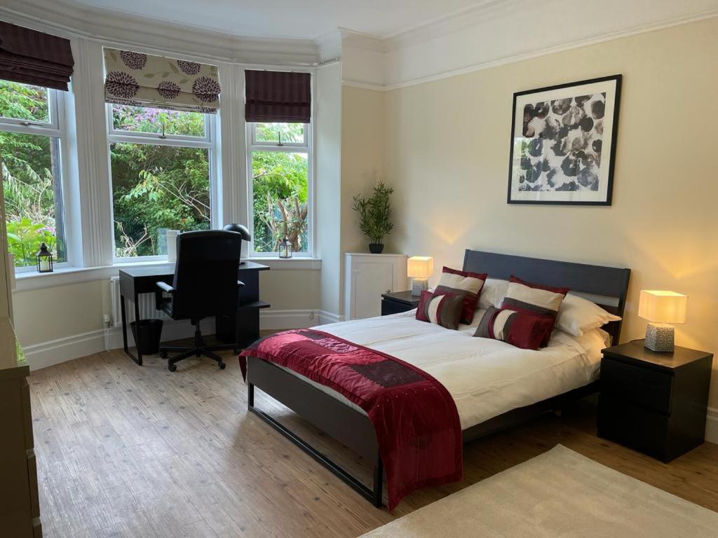 En eller flere senger på et rom på Lade Braes 3 Bed Apartment Central St Andrews