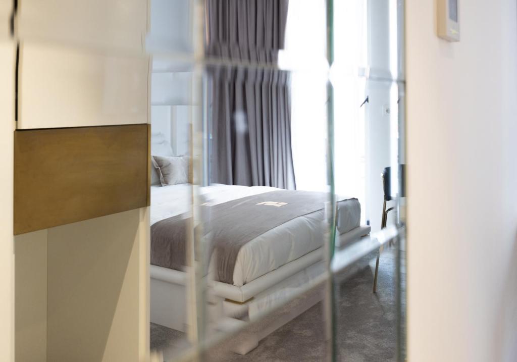 Postel nebo postele na pokoji v ubytování Habitat Hotel Tirana