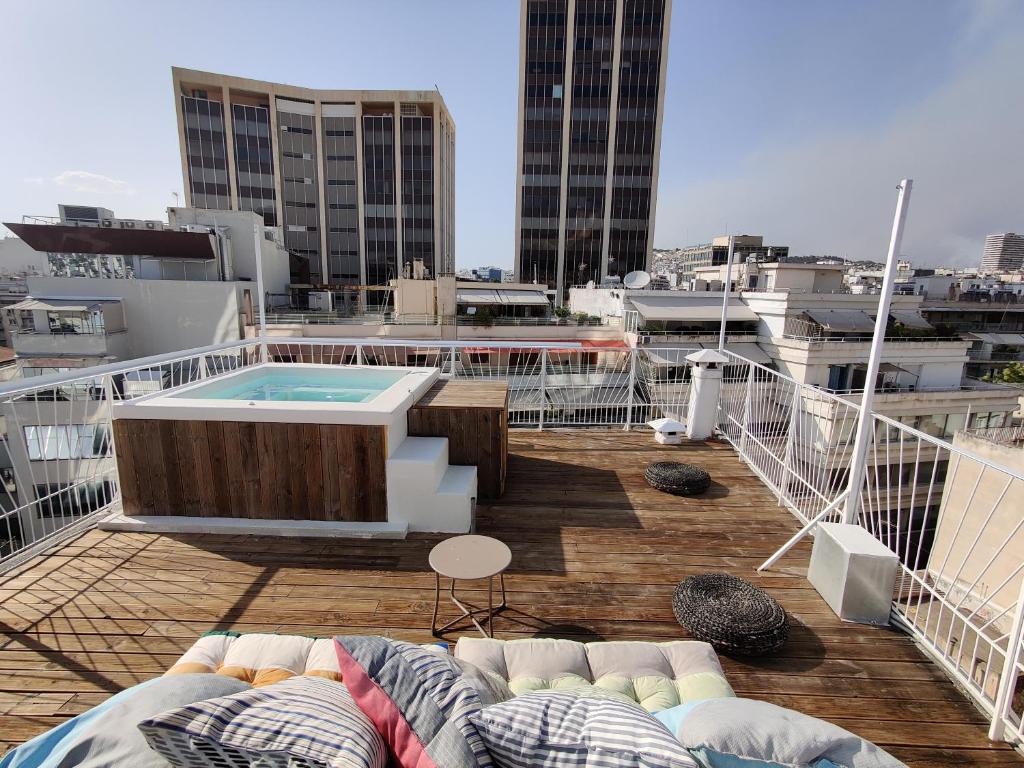 Balkón alebo terasa v ubytovaní Unique solar penthouse with jacuzzi and sauna in central Athens