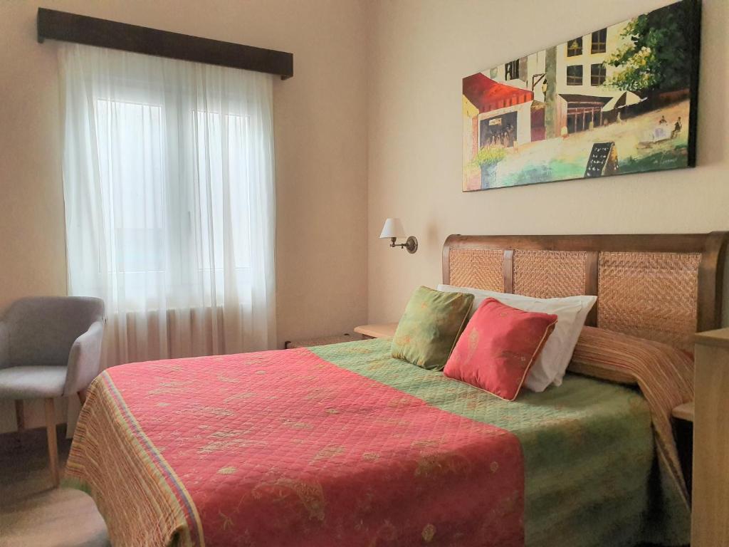 Postel nebo postele na pokoji v ubytování Hostal Canigó