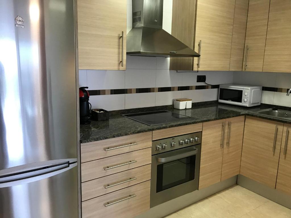 Kuchyň nebo kuchyňský kout v ubytování Precioso ático en complejo residencial con piscina