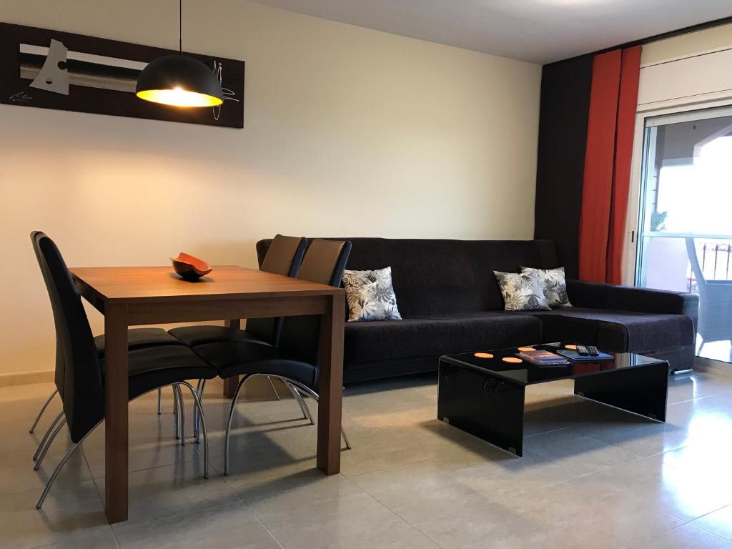 Posezení v ubytování Precioso ático en complejo residencial con piscina