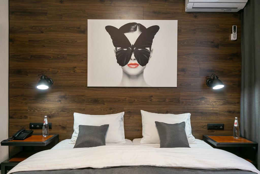 a bedroom with a bed with a black and white mask at Giorgio-Haylaz-Home Апарт Отель in Krasnodar