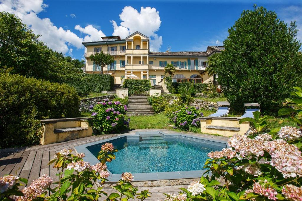 una casa con piscina en el patio en Villa San Martino, en Verbania