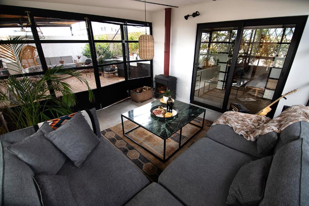 Posedenie v ubytovaní Unique solar penthouse with jacuzzi and sauna in central Athens