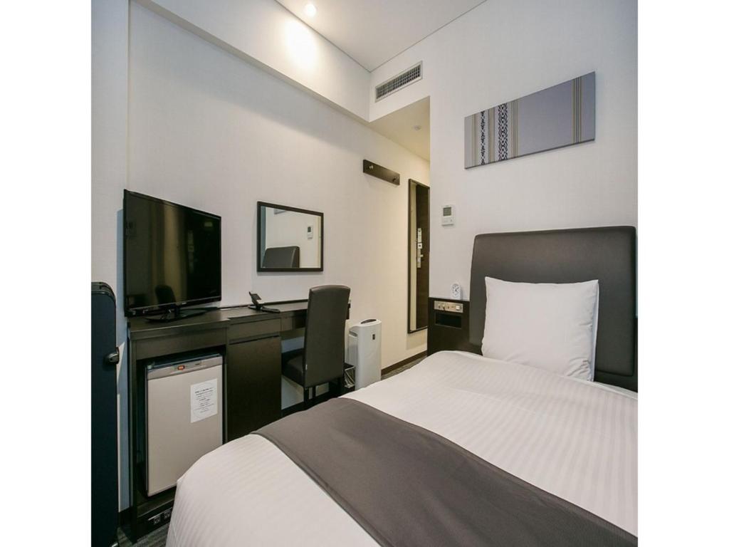 福岡市にあるMars Garden Hotel Hakata - Vacation STAY 48738vのベッドと机とテレビのある寝室