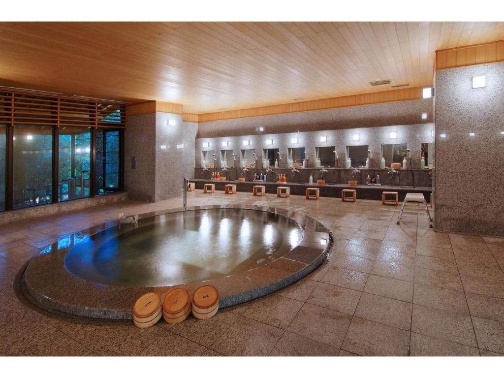 松山市にあるDogo Onsen Funaya - Vacation STAY 54212vの建物の中央に大きなバスタブが備わる広い客室です。