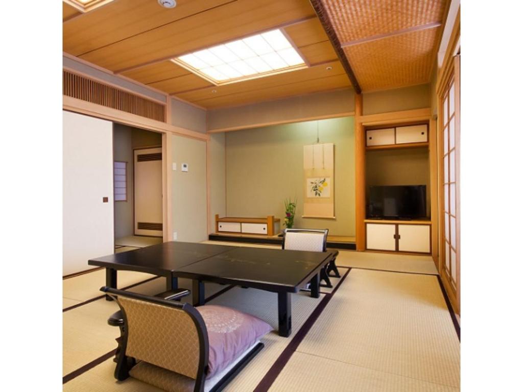 松山市にあるDogo Onsen Funaya - Vacation STAY 54212vのカンファレンスルーム(テーブル、椅子付)