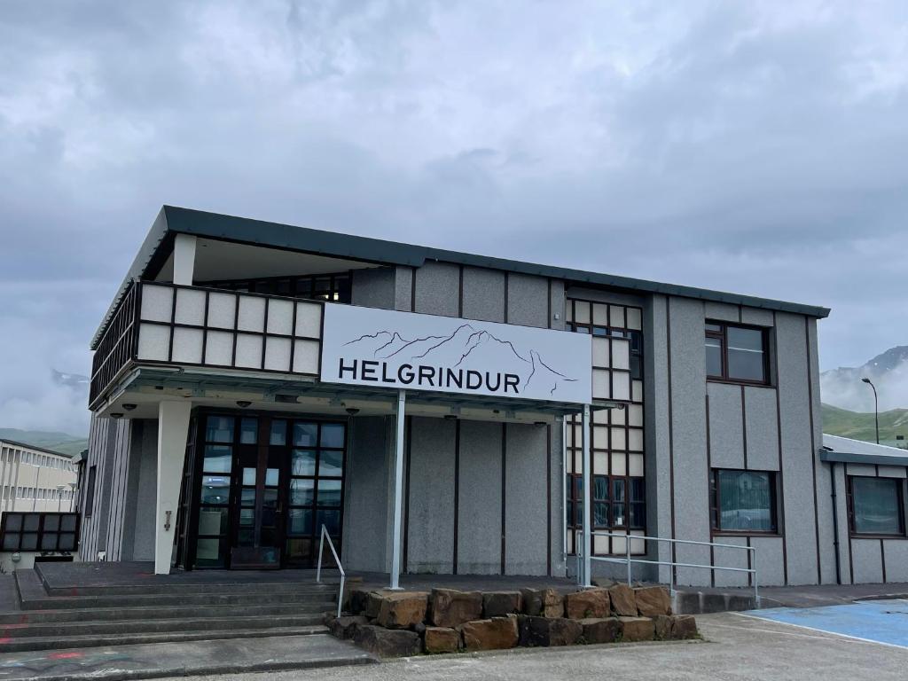 un edificio con un cartel que dice heliumunit en Helgrindur Guesthouse en Grundarfjordur