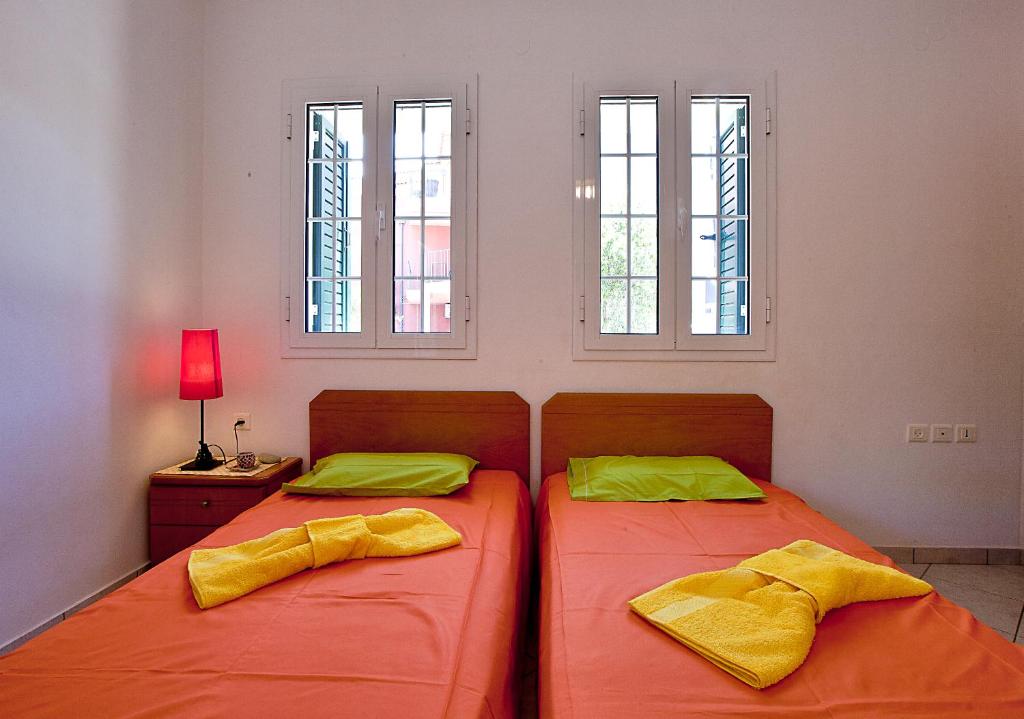 Łóżko lub łóżka w pokoju w obiekcie Drimouras Apartments