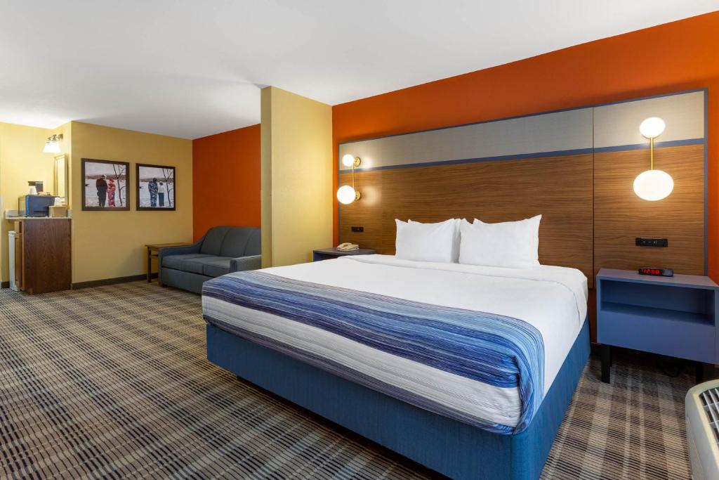 AmericInn by Wyndham Fulton Clinton - King Studio Suite - Non-Smoking