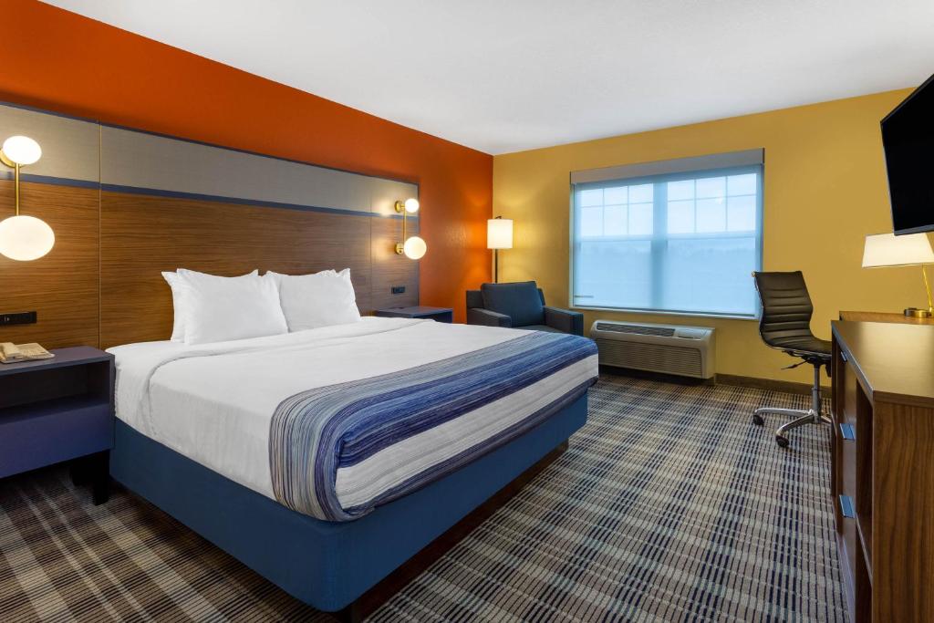 AmericInn by Wyndham Fulton Clinton - King Room - Non-Smoking