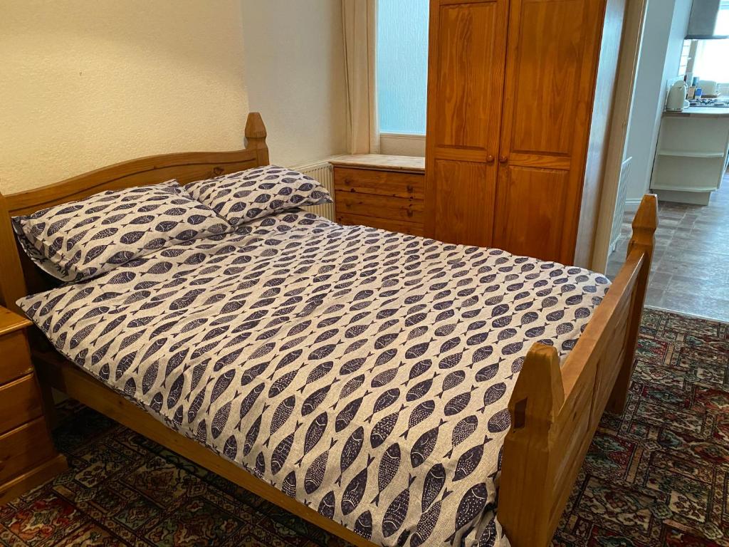 LOBSTER POT APARTMENT with stunning harbour and sea views and free