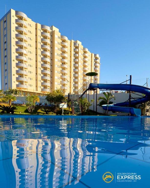 A piscina localizada em GOLDEN DOLPHIN Resort - Grand & Express - Caldas Novas - COM TV A CABO - Aguas Termais ou nos arredores