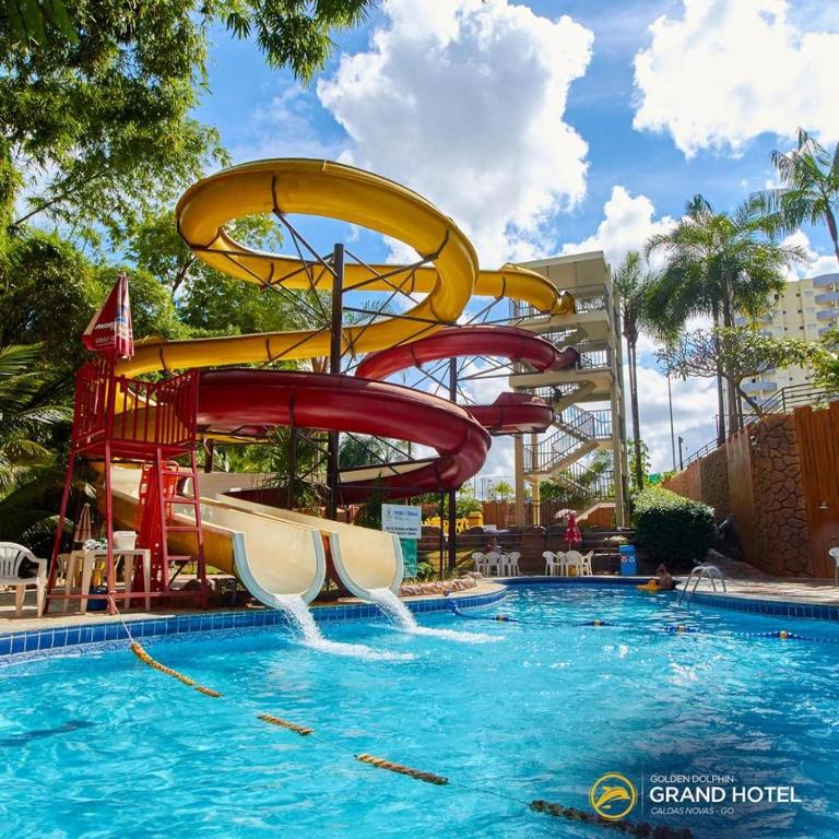 A piscina localizada em GOLDEN DOLPHIN Resort - Grand & Express - Caldas Novas - COM TV A CABO - Aguas Termais ou nos arredores