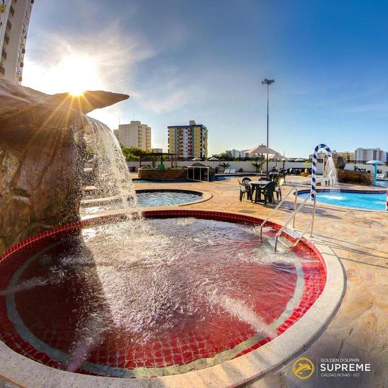A piscina localizada em GOLDEN DOLPHIN Resort - Grand & Express - Caldas Novas - COM TV A CABO - Aguas Termais ou nos arredores