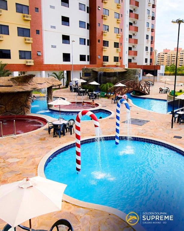 A piscina localizada em GOLDEN DOLPHIN Resort - Grand & Express - Caldas Novas - COM TV A CABO - Aguas Termais ou nos arredores