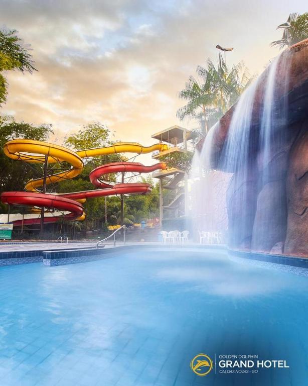 A piscina localizada em GOLDEN DOLPHIN Resort - Grand & Express - Caldas Novas - COM TV A CABO - Aguas Termais ou nos arredores