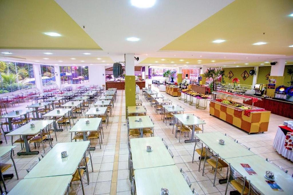 Um restaurante ou outro lugar para comer em GOLDEN DOLPHIN Resort - Grand & Express - Caldas Novas - COM TV A CABO - Aguas Termais