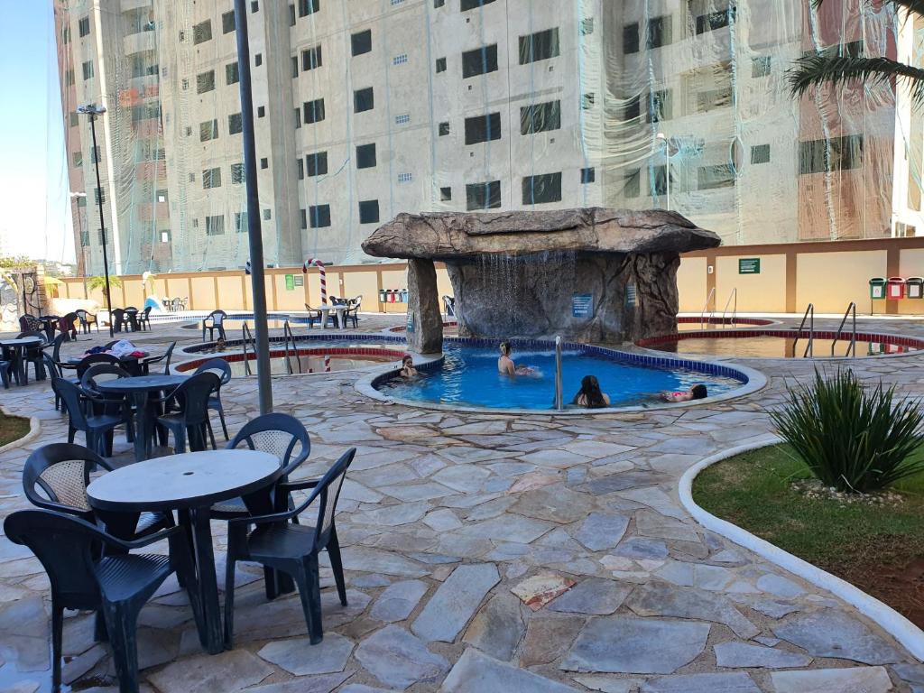 A piscina localizada em GOLDEN DOLPHIN Resort - Grand & Express - Caldas Novas - COM TV A CABO - Aguas Termais ou nos arredores