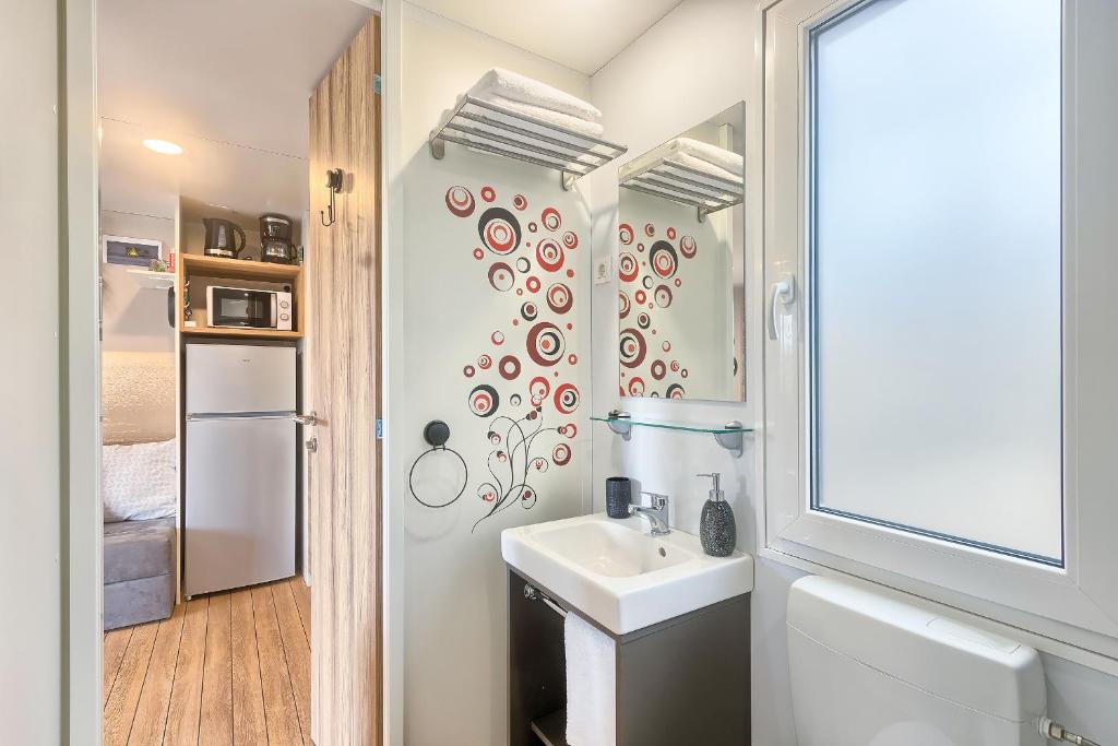 Kuchyň nebo kuchyňský kout v ubytování TOTAL ESCAPE Mobile Home NERA Camp Porton Biondi
