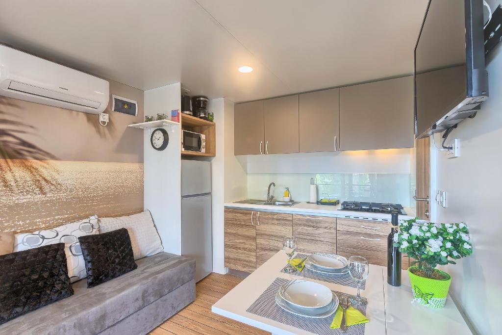 Kuchyň nebo kuchyňský kout v ubytování TOTAL ESCAPE Mobile Home NERA Camp Porton Biondi