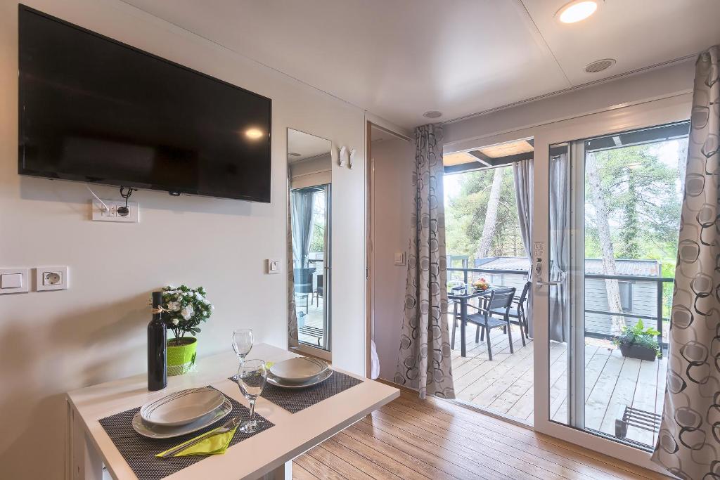 TV a/nebo společenská místnost v ubytování TOTAL ESCAPE Mobile Home NERA Camp Porton Biondi