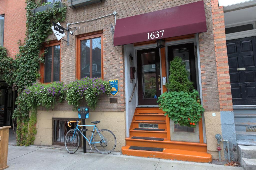 a bike parked in front of a building at La Loggia Art B&B in Montréal